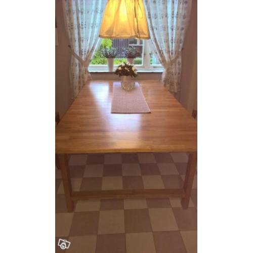 Köksbord massiv ek 3 st stolar betsad furu