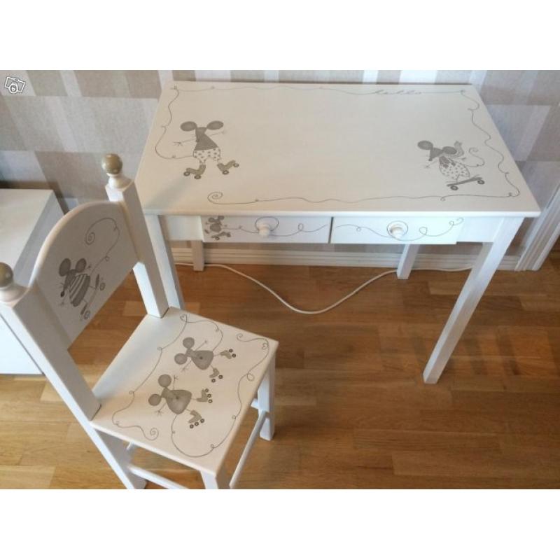 Barnskrivbord Sia med stol