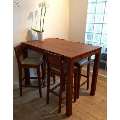 Matbord med fyra stolar