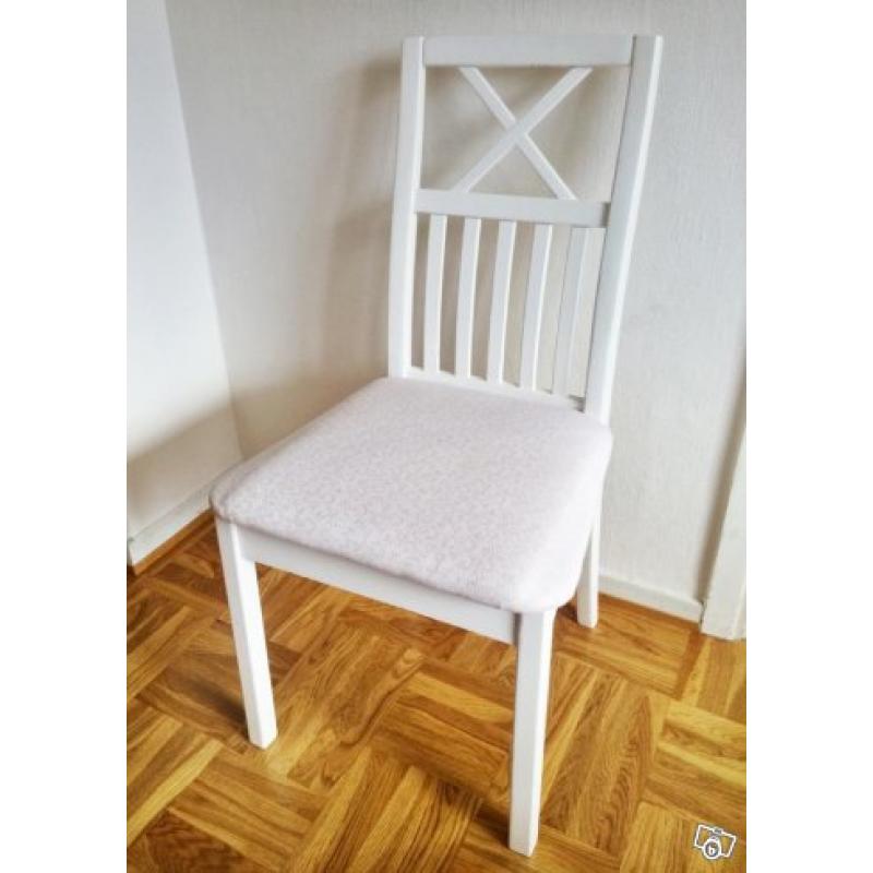 Stolar från Mio i klassisk stil & vitt bord