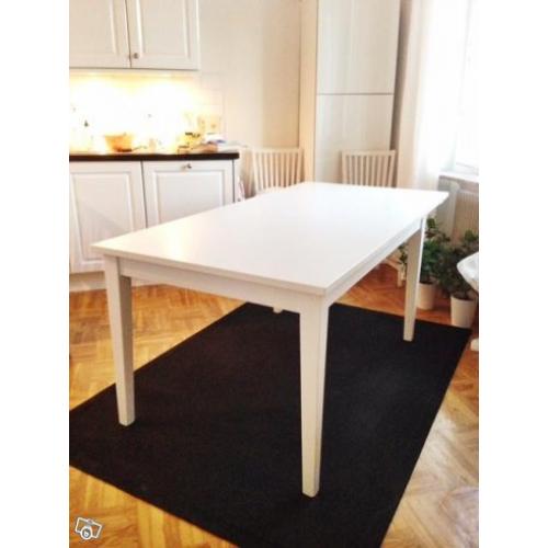 Stolar från Mio i klassisk stil & vitt bord