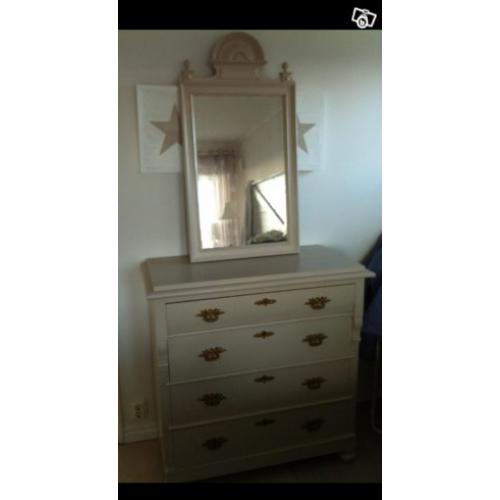 Härlig rustik gammal byrå med spegel