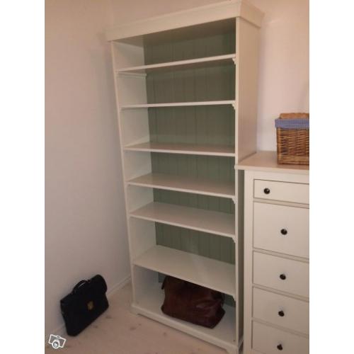 Bokhyllor samt byrå, vita.