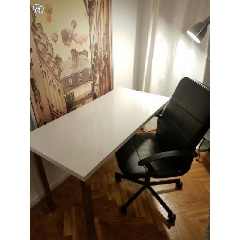 Skrivbord och kontorsstol
