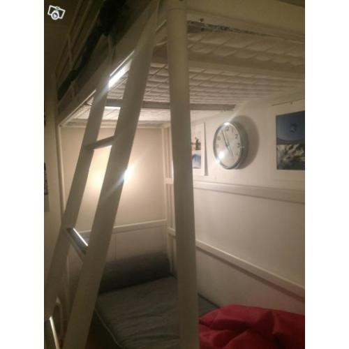 Loftsäng och bäddsoffa och puff