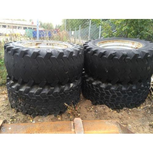 4st Entreprenaddäck på fälg