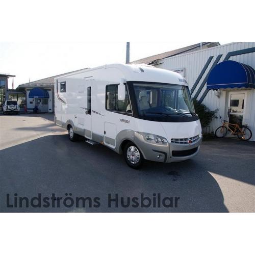 Rapido 890F Queensbed med stort garage -17