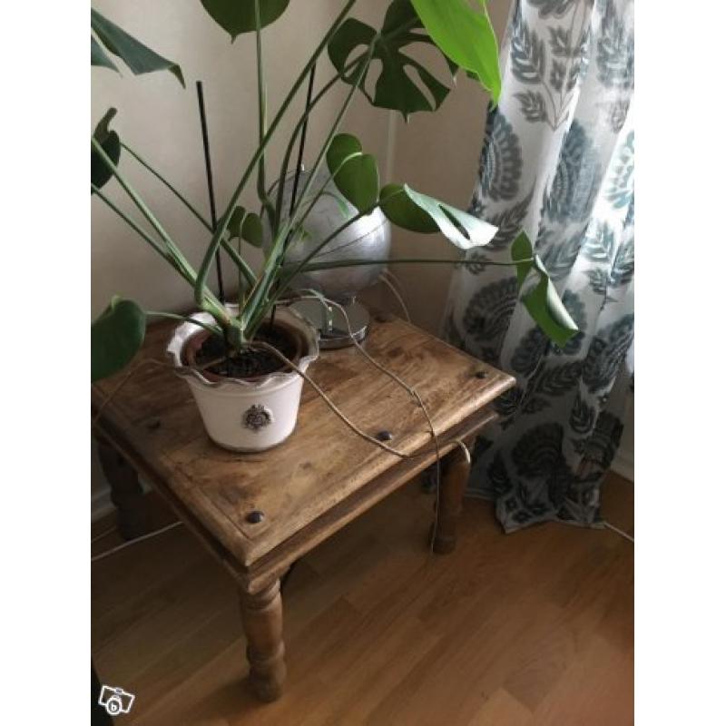 Indiskt soffbord/lampbord