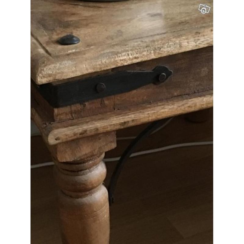 Indiskt soffbord/lampbord