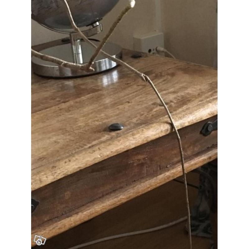 Indiskt soffbord/lampbord