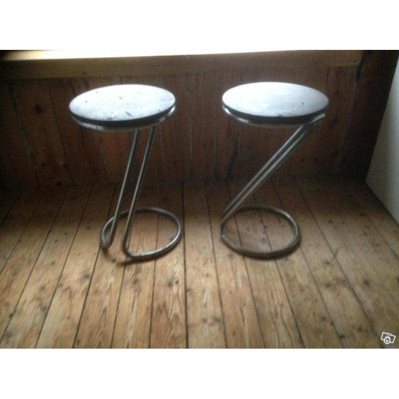 Affärs stolar samt skolbänk