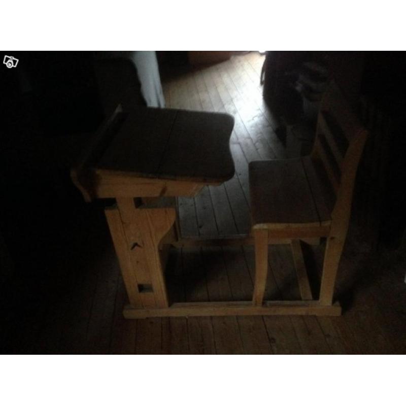 Affärs stolar samt skolbänk