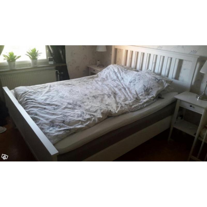 Hemnes sängram & 2 Hemnes sängbord