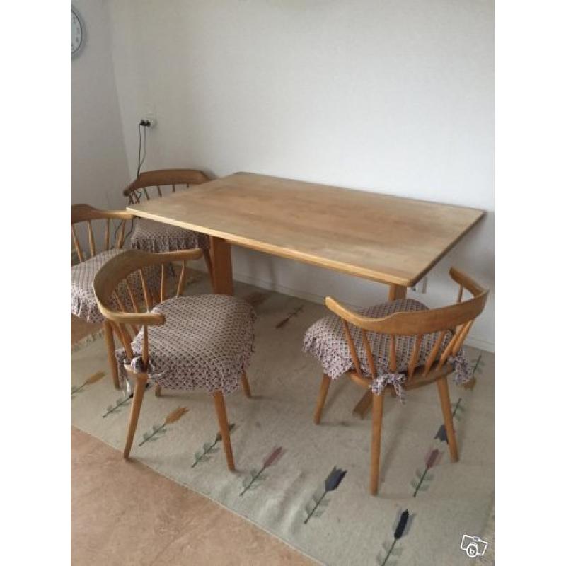 Köksbord + 4 stolar och säng