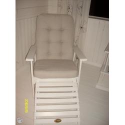 Fåtölj i trä med fotpall / hopfällbart bord