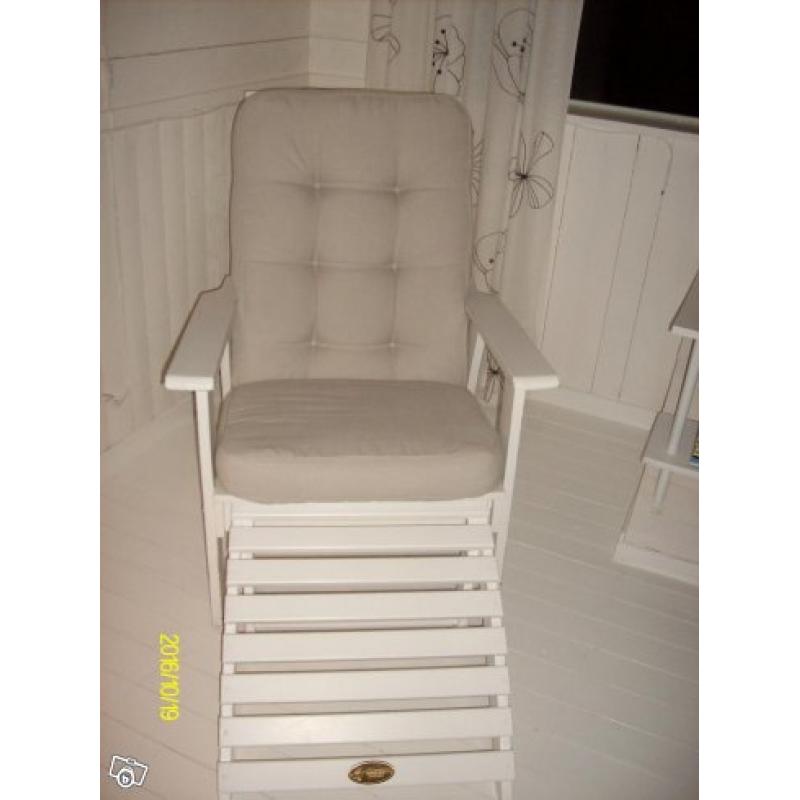 Fåtölj i trä med fotpall / hopfällbart bord