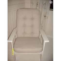 Fåtölj i trä med fotpall / hopfällbart bord