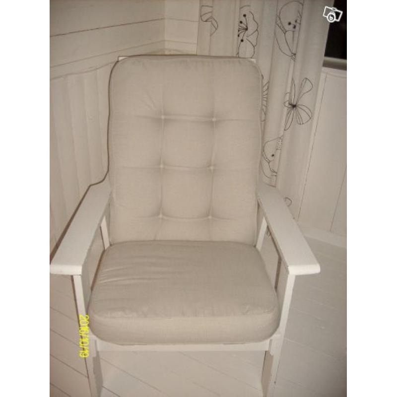 Fåtölj i trä med fotpall / hopfällbart bord