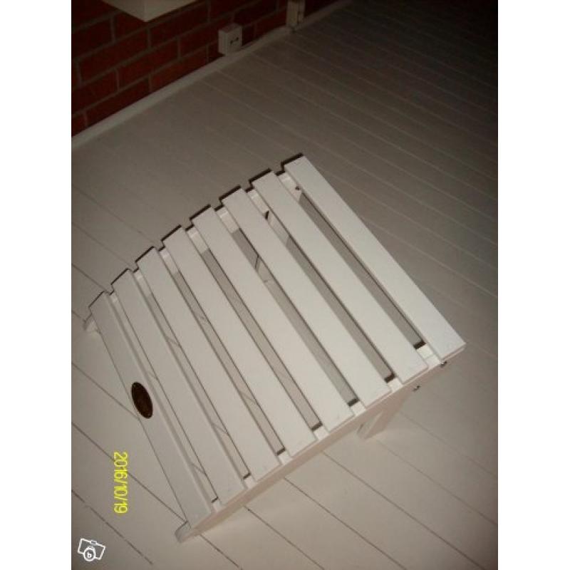 Fåtölj i trä med fotpall / hopfällbart bord