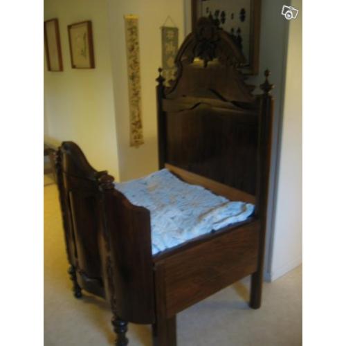 Antik utdragbar säng