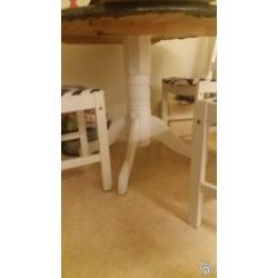 Runt köksbord med 4 klädda stolar